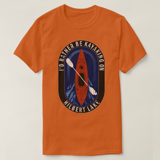 ウィスコンシン州のヒルバート湖でカヤックしている Tシャツ (デザイン正面)