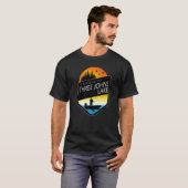 ウィスコンシン州スリージョンズレイクで釣りをしてる方がマシ Tシャツ (正面フル)