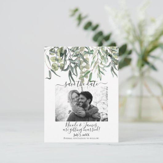 ウィスピーのユーカリの緑の結婚式の日付を保存 招待状 (スタンド正面)