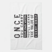 ウィズダム引用文デザイン – すべてのドロップの価値 キッチンタオル (縦)