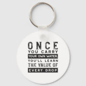 ウィズダム引用文デザイン – すべてのドロップの価値 キーホルダー (裏面)