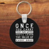 ウィズダム引用文デザイン – すべてのドロップの価値 キーホルダー (正面)