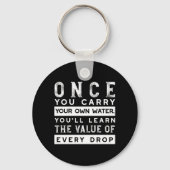 ウィズダム引用文デザイン – すべてのドロップの価値 キーホルダー (裏面)