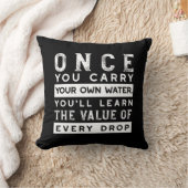 ウィズダム引用文デザイン – すべてのドロップの価値 クッション (ブランケット)