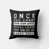 ウィズダム引用文デザイン – すべてのドロップの価値 クッション (裏面)