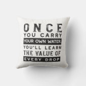 ウィズダム引用文デザイン – すべてのドロップの価値 クッション (裏面)