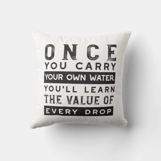 ウィズダム引用文デザイン – すべてのドロップの価値 クッション (裏面)