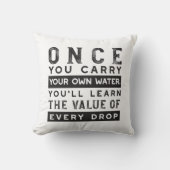 ウィズダム引用文デザイン – すべてのドロップの価値 クッション (正面)