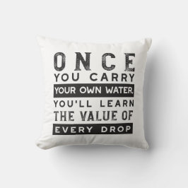 ウィズダム引用文デザイン – すべてのドロップの価値 クッション