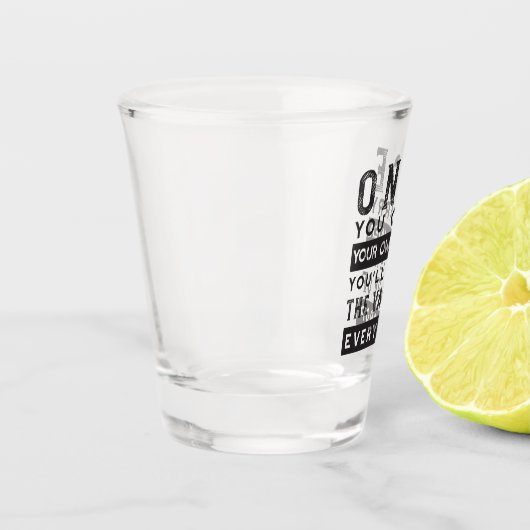 ウィズダム引用文デザイン – すべてのドロップの価値 ショットグラス (左)
