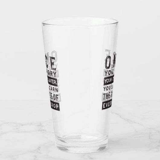 ウィズダム引用文デザイン – すべてのドロップの価値 タンブラーグラス (右)