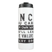 ウィズダム引用文デザイン – すべてのドロップの価値 タンブラー (正面)