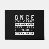 ウィズダム引用文デザイン – すべてのドロップの価値 ドアマット (正面)