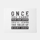 ウィズダム引用文デザイン – すべてのドロップの価値 ドアマット (正面)