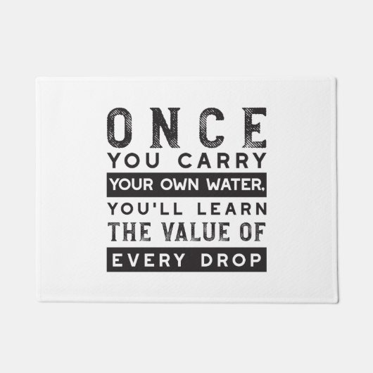 ウィズダム引用文デザイン – すべてのドロップの価値 ドアマット (正面)