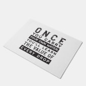 ウィズダム引用文デザイン – すべてのドロップの価値 ドアマット (アングル)