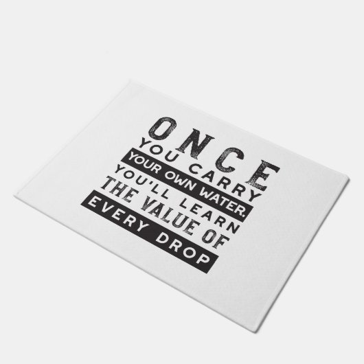 ウィズダム引用文デザイン – すべてのドロップの価値 ドアマット (アングル)