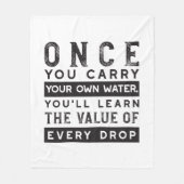 ウィズダム引用文デザイン – すべてのドロップの価値 フリースブランケット (正面)