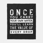 ウィズダム引用文デザイン – すべてのドロップの価値 フリースブランケット (正面)