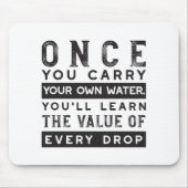 ウィズダム引用文デザイン – すべてのドロップの価値 マウスパッド (正面)