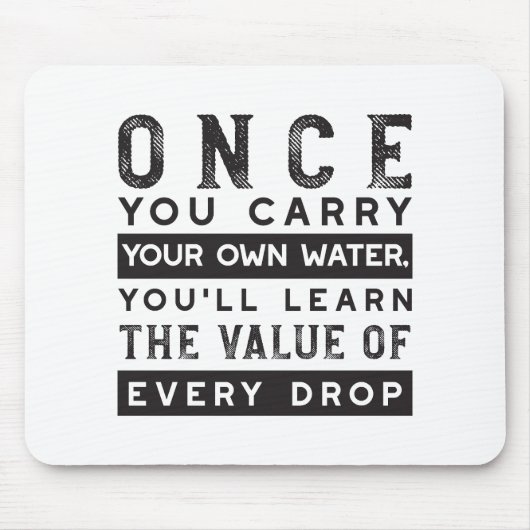 ウィズダム引用文デザイン – すべてのドロップの価値 マウスパッド (正面)