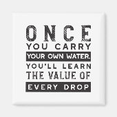 ウィズダム引用文デザイン – すべてのドロップの価値 マグネット (正面)