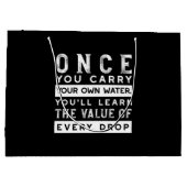 ウィズダム引用文デザイン – すべてのドロップの価値 ラージペーパーバッグ (裏面)