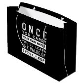 ウィズダム引用文デザイン – すべてのドロップの価値 ラージペーパーバッグ (裏面アングル)