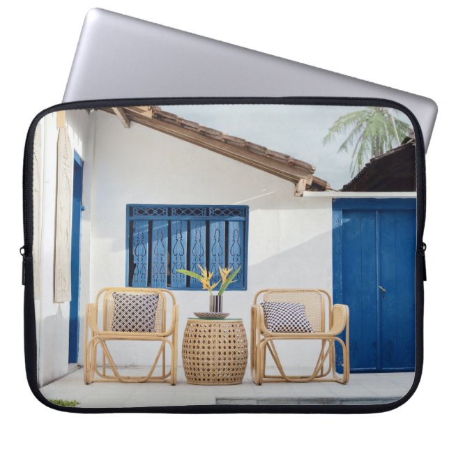 ウィッカーテーブルとスイミングプールの近くの2つの椅子 ラップトップスリーブ (正面)