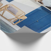 ウィッカーテーブルとプールの近くの椅子2脚 ラッピングペーパー (角)