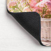 ウィッカーバスケットに入ったピンクのクイーンアンのレース マウスパッド (コーナー)