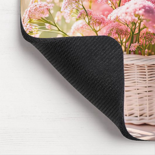 ウィッカーバスケットに入ったピンクのクイーンアンのレース マウスパッド (コーナー)