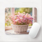 ウィッカーバスケットに入ったピンクのクイーンアンのレース マウスパッド (マウス)