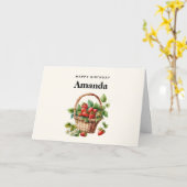 ウィッカーバスケットに入った新鮮なイチゴ誕生日 カード (黄色い花)