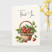 ウィッカーバスケットに入った新鮮なイチゴ カード (黄色い花)