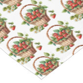 ウィッカーバスケットに入った新鮮なイチゴ ショートテーブルランナー (コーナー)