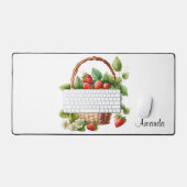 ウィッカーバスケットに入った新鮮なイチゴ デスクマット (キーボード&マウス)