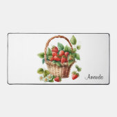 ウィッカーバスケットに入った新鮮なイチゴ デスクマット (正面)