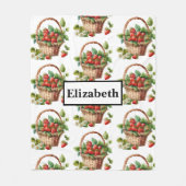 ウィッカーバスケットに入った新鮮なイチゴ フリースブランケット (正面)