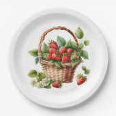 ウィッカーバスケットに入った新鮮なイチゴ ペーパープレート (正面)