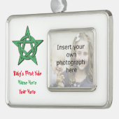 ウィッカ信者のベビーの最初ユール(キリスト降誕祭)の記念品のオーナメント シルバープレートフレームオーナメント (左)