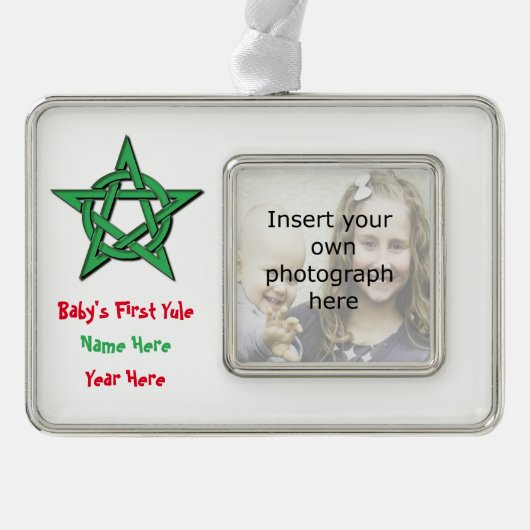 ウィッカ信者のベビーの最初ユール(キリスト降誕祭)の記念品のオーナメント シルバープレートフレームオーナメント (正面)