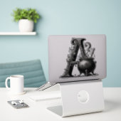 ウィッチカルドロンウィッチリーレターアカスタムイニシャル シール (デスク上のノートパソコン)