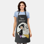 ウィッチガール飛んでいるアンドハッピーハローウィン文字 エプロン (着用した状態)