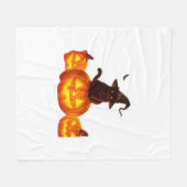 ウィッチハットとこうもり&カボチャの可愛い黒猫 – H フリースブランケット (正面(横))