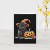 ウィッチハットとカボチャのハロウィーンパグを持つブラックパグ カード (黄色い花)