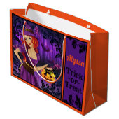 ウィッチパーソナライズされたハロウィーントリックまたはトリートバッグ ラージペーパーバッグ (裏面アングル)