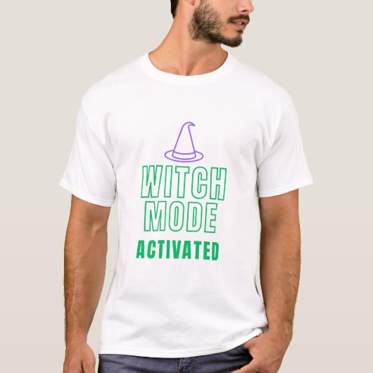 ウィッチモード起動 – ネオン魔法のハロウィンTシャツ Tシャツ (正面)
