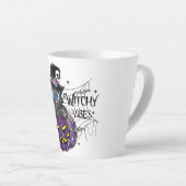 ウィッチーな雰囲気 – 黒猫オンパープルジャック – O – ランタン カフェラテマグ (右アングル)