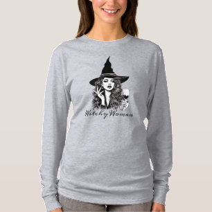 ウィッチー女、ワインを保持エレガントしている黒い魔女 Tシャツ